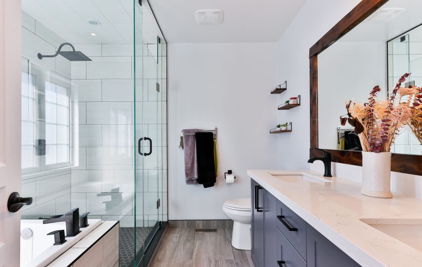 Wyposażenie łazienki - jak stworzyć funkcjonalne i stylowe wnętrze?